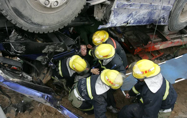 Chinese Rescue Wokers Carry Injured Victim Truck Overturned Losing Control — Stock Photo, Image