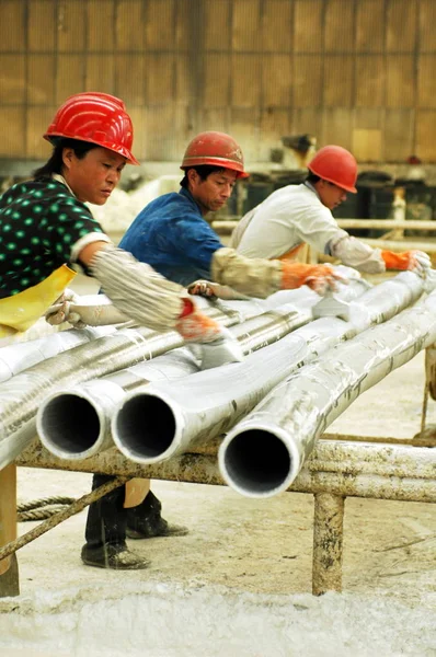 中国の工場労働者は 東ウェイ村 ズーピング郡 ビンゾウ市 東中国山東省の工場で鋼管を磨く 2009年6月20日 — ストック写真