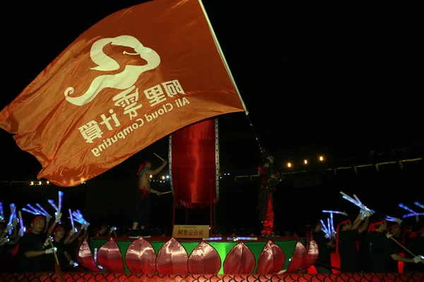 Співробітники Alibaba Group Виступити Під Час Церемонії Святкування Річчя Алібаба — стокове фото