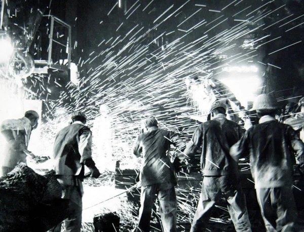 Chinesische Fabrikarbeiter Fertigen Stahl Stahlwerk Shanghai China August 1959 — Stockfoto