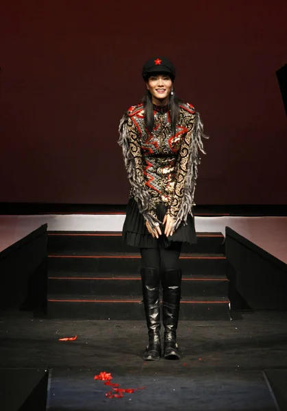 Diseñadora China Chen Junghong Posa Durante Desfile Moda Semana Moda — Foto de Stock