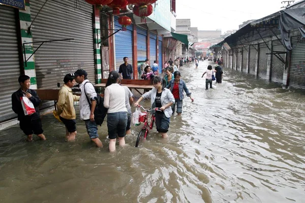 Miejscowi Mieszkańcy Chodzić Powodzi Anshun Południowo Zachodniej Chinas Prowincji Guizhou — Zdjęcie stockowe