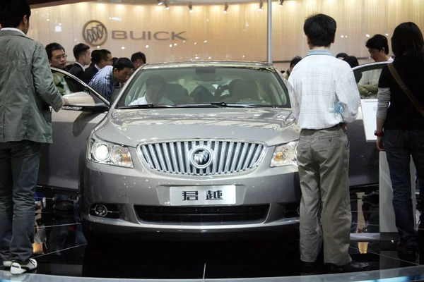 Visitantes Olham Para Buick Regal Fabricado Pela Shanghai Joint Venture — Fotografia de Stock