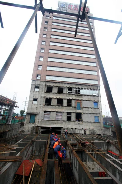 Lavoratori Cinesi Preparano Spostare Edificio Alto Metri Nella Città Changzhou — Foto Stock