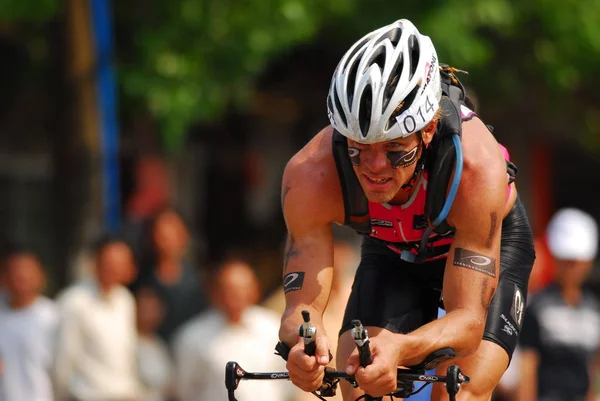 Partecipante Gareggia Durante Evento Ciclistico Della Ironman China Nella Città — Foto Stock