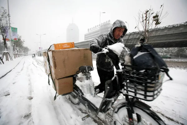 Chinois Pousse Son Vélo Dans Une Rue Enneigée Lors Une — Photo