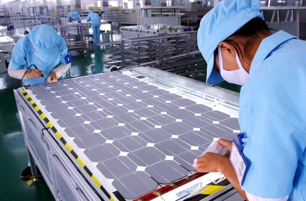 Kínai Gyári Munkások Gyártás Napenergia Panelek Növény Eoplly Energy Technology — Stock Fotó