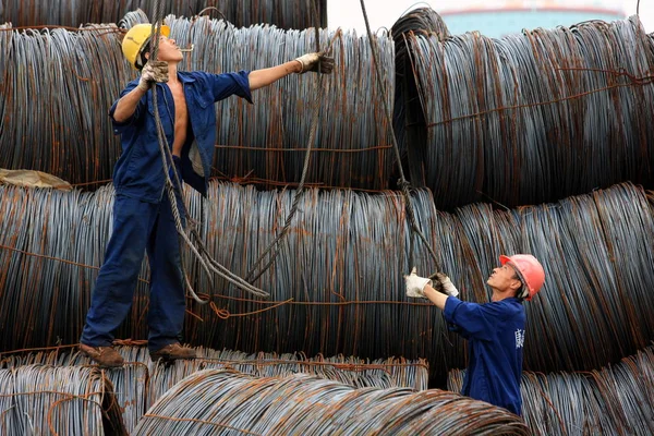 Chinese Arbeiders Helpen Hijsen Rollen Van Spiraalvormige Stalen Draden Een — Stockfoto