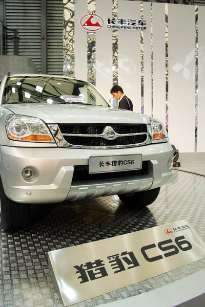 Visitante Olha Para Suv Liebao Cs6 Changfeng Motor 12Th Shanghai — Fotografia de Stock