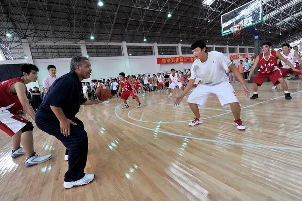 Tapscott Coach Washington Wizard Teaches Chinese Young Basketball Players Campaign — Stock Photo, Image