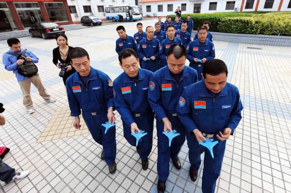 Pilotos Chinos Fuerza Aérea Pla Que Sostienen Aviones Combate Modelo — Foto de Stock