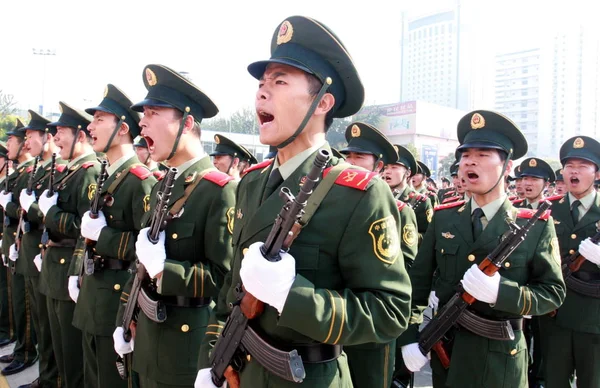 Ένοπλοι Κινέζοι Παραστρατιωτικοί Φωνάζουν Συνθήματα Κατά Διάρκεια Της Τελετής Εκτόξευσης — Φωτογραφία Αρχείου