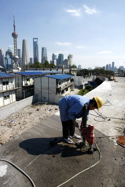 Trabajador Construcción Chino Trata Perforar Agujero Puente Wusong Road Sobre — Foto de Stock