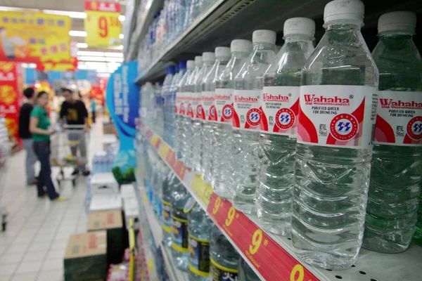 Bottiglie Acqua Purificata Wahaha Sono Viste Vendita Supermercato Shanghai Cina — Foto Stock