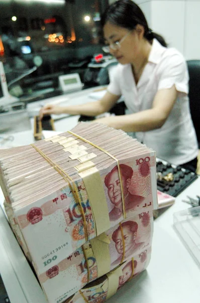Kínai Banktisztviselő Számít Rmb Renminbi Jüan Bankjegyek Egy Bank Haian — Stock Fotó