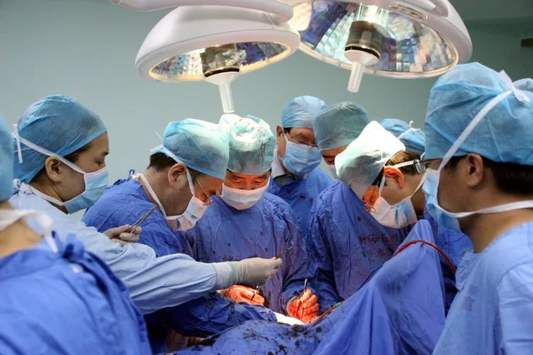 2007年7月24日 中国医生在中国南方广东省广州福达肿瘤医院给面部肿瘤大的黄春才做手术 以切除这个巨大的肿瘤 — 图库照片