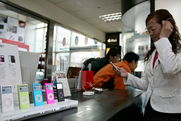 Chinese Customer Tries Apple Ipod Mp3 Player Store Shanghai April — Stock Photo, Image