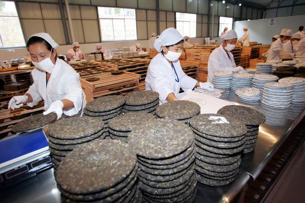 중국의 노동자는 2007 Longrun 공장에서 Puer 합니다 — 스톡 사진