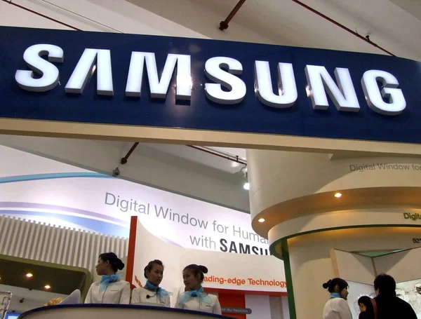Visitantes Funcionários Chineses São Vistos Estande Samsung Durante Uma Exposição — Fotografia de Stock