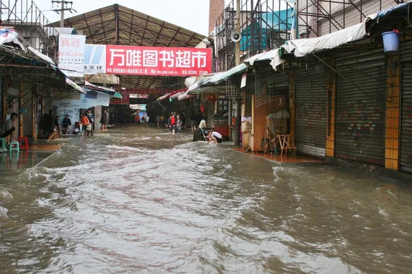 Local Residents Walk Floods Anshun Southwest Chinas Guizhou Province May — Stock Photo, Image