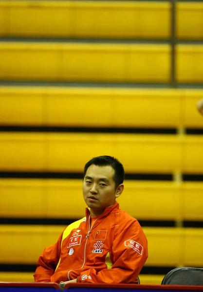 2008年5月13日 中国国家乒乓球队教练孔凌辉在长春参加2008年伊特夫中国公开赛的训练课 — 图库照片