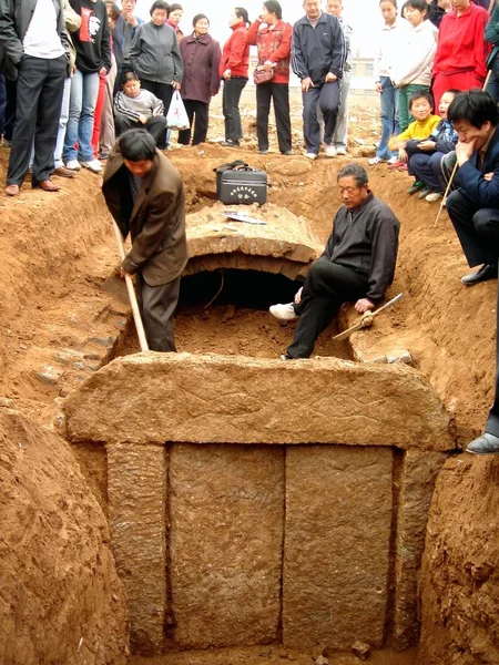 Habitantes Locais Reúnem Torno Túmulo Antigo Que Remonta Dinastia Han — Fotografia de Stock
