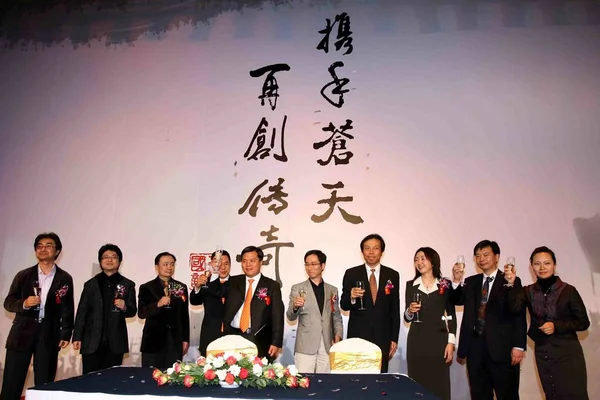 チェン Tianqiao 番目の左 Shanda インタラクティブ エンターテイメントの創始者で 中国の3番目に裕福な男がクワン パーク 番目の右 で握手をし — ストック写真