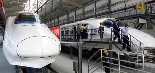 Κινεζική Τεχνικοί Ελέγξτε Τραίνα Σφαιρών Crh Κίνα Σιδηροδρόμων Υψηλής Ταχύτητας — Φωτογραφία Αρχείου