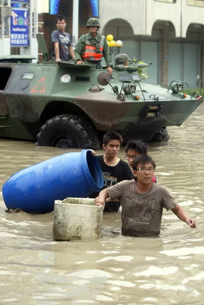 台湾の人々は 2009年8月9日 日曜日 台湾のピントゥン郡の台風モラコットによって引き起こされた大雨の後 浸水した通りで装甲車を通り過ぎる — ストック写真