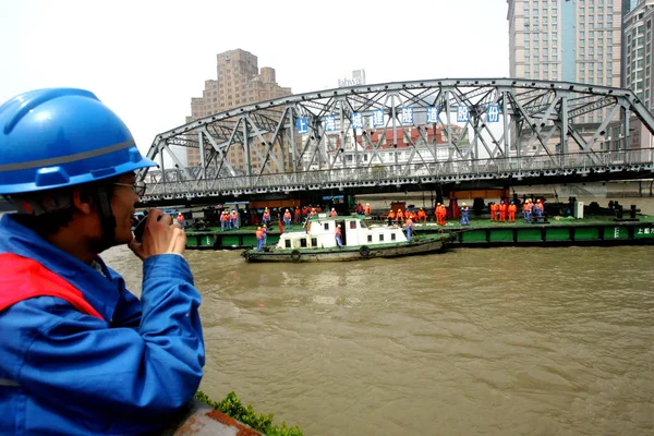 Čínští Stavební Dělníci Transportovat Jednu Část Waibaidu Bridge Lodi Čou — Stock fotografie
