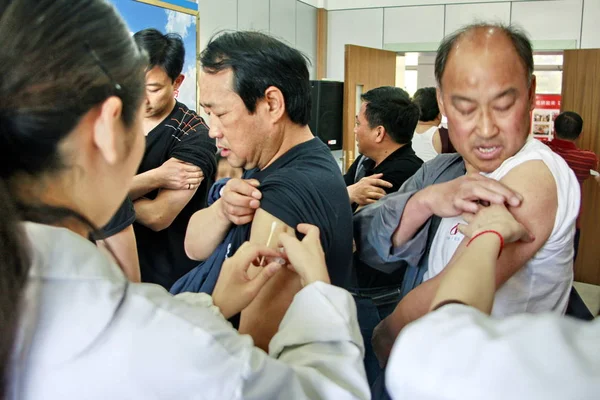 Kinesiska Sjukvårdspersonal Injicera Anställda Ett Företag Med Hepatit Vacciner Bengbu — Stockfoto
