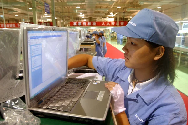 Trabalhadoras Fábrica Chinesa Verificam Computadores Portáteis Lenovo Linha Produção Uma — Fotografia de Stock