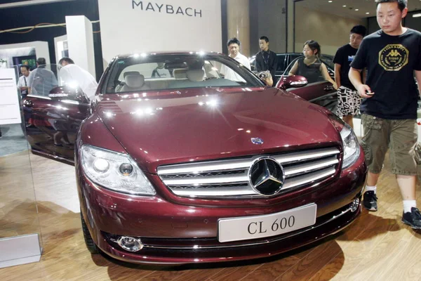 Chińskich Odwiedzających Spojrzeć Mercedes Benz Cl600 Wystawie Auto Show Pekinie — Zdjęcie stockowe