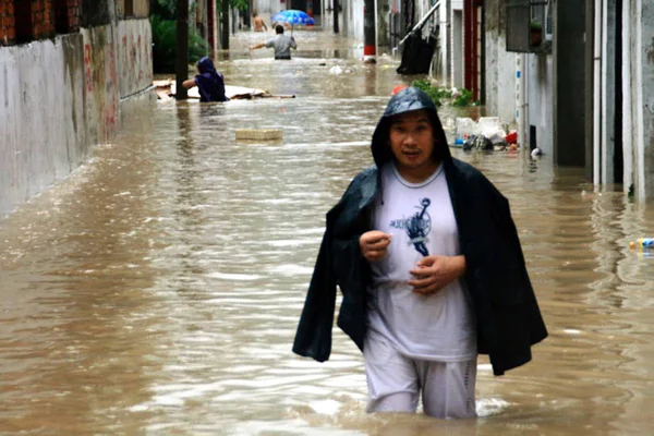 Local Chinese Citizens Walk Flooded Street Heavy Rain Caused Typhoon — Stock Photo, Image