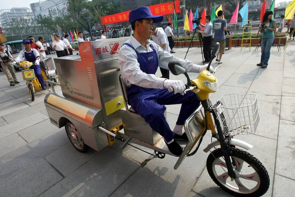 Trabajadores Chinos Conducen Vehículos Limpieza Para Limpiar Calles Beijing Julio — Foto de Stock