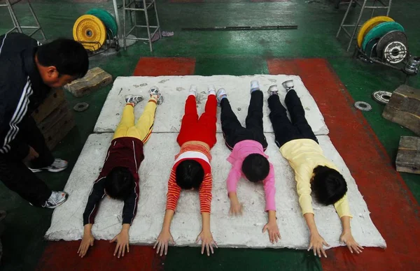 Китайские Дети Занимаются Тяжелой Атлетикой Сямынь Спортивный Центр Сямынь Юго — стоковое фото
