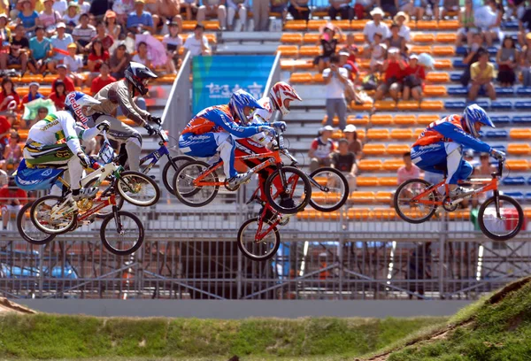 Los Ciclistas Bmx Dan Salto Durante Cuarto Final Masculino Copa — Foto de Stock