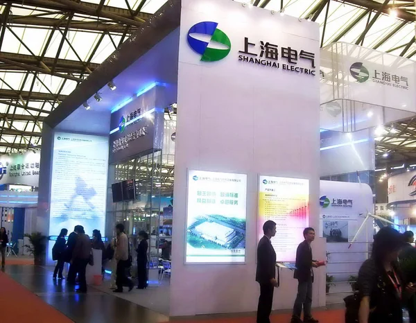 Los Visitantes Son Vistos Stand Shanghai Electric Durante Una Exposición — Foto de Stock