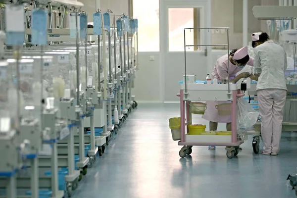 Китайские Медсестры Посещают Новорожденных Детей Которых Держат Инкубаторах Детской Больнице — стоковое фото