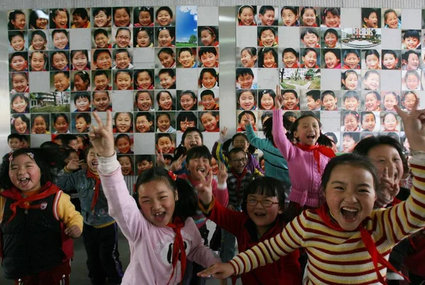 School Kids Cheer Front Smiling Face Wall Portraits Gulou Elementray — Stock Photo, Image