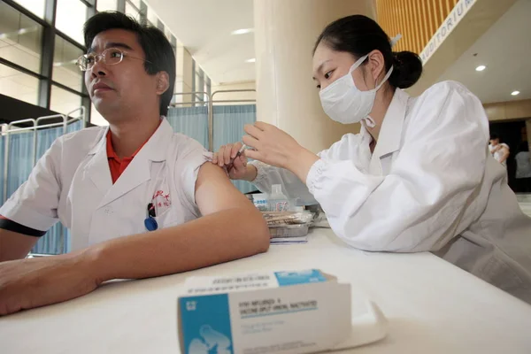 Une Infirmière Chinoise Injecte Vaccin Contre Grippe H1N1 Hôpital Pour — Photo