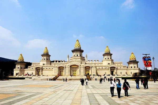 Tourists Visit Brahma Palace Lingshan Scenic Spot Lingshan Mountain Mount — Stock Photo, Image