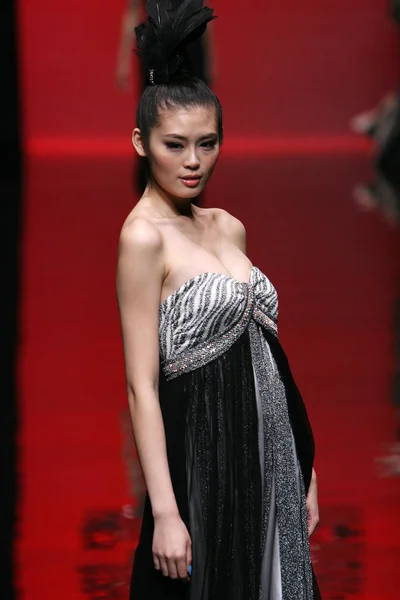 2009年11月7日 在中国北京举行的2009中国时装周期间 一位模特在 Gioia Pan 2010 Springp 夏季时装秀上展示了新的系列 — 图库照片