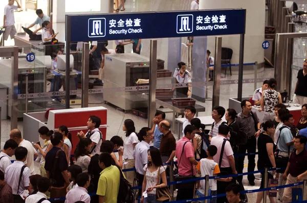 Čínské Cestující Line Bezpečnostní Kontrole Letiště Beijing Capital International Airport — Stock fotografie