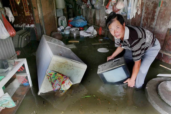 Místní Rezident Vyčistí Své Pozemky Svém Zaplavených Domě Nanjing Provincii — Stock fotografie