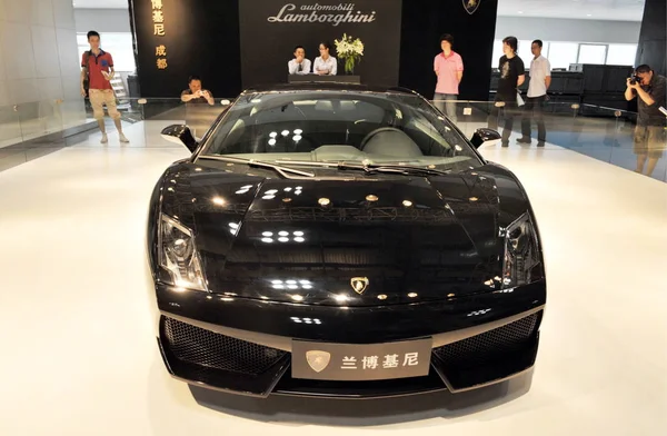 Відвідувачі Дивляться Lamborghini Родстер Дисплеї Під Час Автоматичного Шоу Чунцин — стокове фото