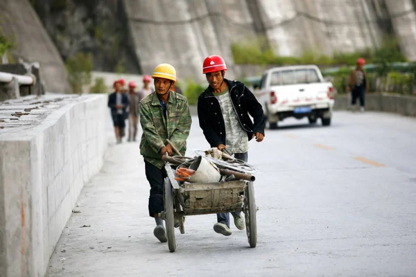 Chinesische Arbeiter Transportieren Bauwerkzeuge Wasserkraftwerk Xiaowan Der Südwestchinesischen Provinz Yunnan — Stockfoto