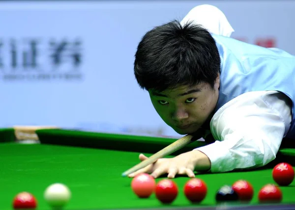 Chinas Ding Junhui Durante Jogo Contra Englands Mark Selby Final — Fotografia de Stock