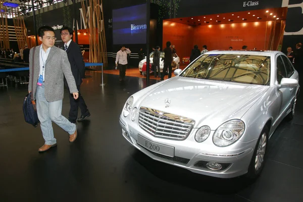 Відвідувачі Дивляться Mercedes Benz E200 Авто Шанхай 2007 Шанхаї Квітня — стокове фото