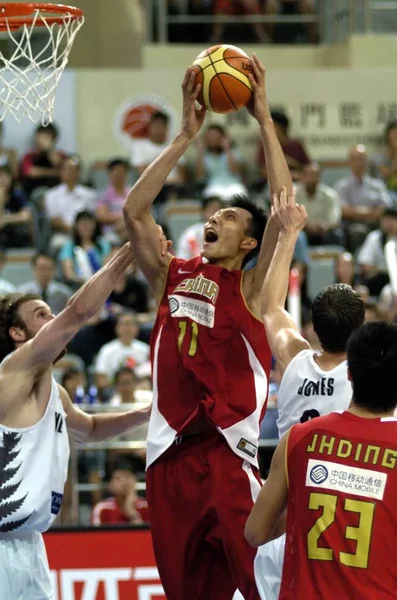 2007年8月1日 在澳门斯坦科维奇大陆杯上 中国国家篮球队和新西兰国家篮球队在篮球比赛中 中国易建联驾车来到篮筐 中国国家篮球队击败了 — 图库照片